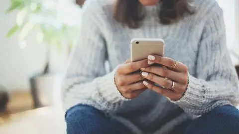 Koronawirus. Aplikacja na smartfony dla osób na kwarantannie - jak działa? Komentarz eksperta