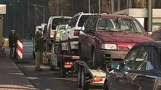 Rząd jedna ręka daje, a drugą odbiera sprowadzającym auta