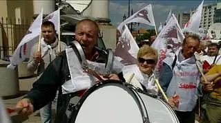 Obniżenie akcyzy na paliwa, większe wsparcie dla najuboższych i podniesienie płacy minimalnej - to główne żądania związkowców, którzy protestowali w 16 największych miastach Polski. 