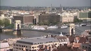 Kryzys finansowy mocno objawił się w naszej części Europy, a konkretnie na Węgrzech i Ukrainie. Oba kraje zwróciły się o pomoc do Międzynarodowego Funduszu Walutowego. Co więcej, Węgry obcięły dziś prognozę wzrostu gospodarczego na przyszły rok - z 3-ch do 1,2 procent.