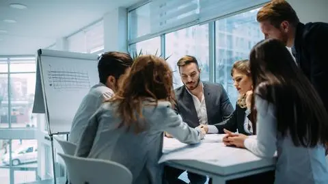 Mężczyźni częściej zostają po godzinach, kobiety bardziej angażują się w pracę. Wyniki badań