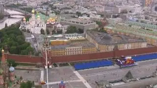 Rosyjski stan kryzysowy. PKB na dużym minusie, rosnące bezrobocie, coraz wyższa inflacja oraz spadek inwestycji o prawie połowę. Gospodarka Rosji oparta na surowcach nie radzi sobie najlepiej. Państwowy Gazprom zanotował 70 procentowy spadek zysku netto w pierwszym kwartale. Premier Putin do Polski nie przyjeżdża sam. U jego boku - ministrowie energetyki i transportu. Polski rząd stoi przed trudnymi negocjacjami w sprawie dostaw gazu. Czy zatem ta kryzysowa, gospodarcza słabość Rosji - stawia Polskę w nieco lepszej pozycji do negocjacji. O to pytał Marek Klapa.