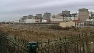 Elektrownia jądrowa powstanie w Żarnowcu. To wynik rankingu, w którym brano pod uwagę 28 różnych lokalizacji dla budowy instalacji. Ministerstwo Gospodarki przewiduje, że uruchomienie pierwszego bloku elektrowni atomowej nastąpi za 10 lat. W sumie powstać mają dwie elektrownie każda o mocy 3 tysięcy megawatów. Koszt wybudowania jednej może wynieść nawet 15 miliardów euro. O szczegółach Łukasz Kijek.