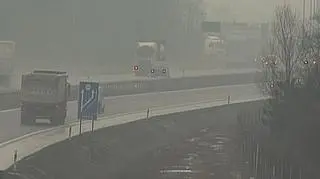 Polskie drogi budowane przez... emerytów. A dokładniej z ich pieniędzy. Środki gromadzone w Otwartych Funduszach Emerytalnych mają być przeznaczone m.in. na zakup obligacji infrastrukturalnych. Do takiego rozwiązania OFE chce zmusić rząd przygotowując odpowiednie zmiany w prawie. Co może to oznaczać dla portfeli przyszłych i obecnych emerytów... i czy faktycznie przyspieszy budowę dróg?