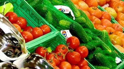 Warzywa na straganie, proszek w markecie