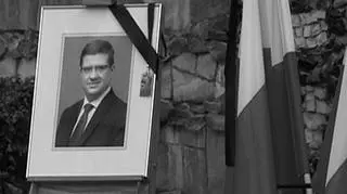 Posiedzenie Rady Polityki Pieniężnej, zwołane jeszcze przez Sławomira Skrzypka, prezesa NBP, który zginął na pokładzie prezydenckiego samolotu. Członkowie RPP spotkali się dziś. Miało to być zwykłe, robocze posiedzenie, ale dzisiaj musiało mieć charakter wyjątkowy. Muszą przede wszystkim zapewnić dalsze skuteczne funkcjonowanie rady. 