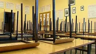 Rodzice powinni pamiętać, że warto ubezpieczyć dziecko na czas następnych miesięcy nauki. Szkoły wychodzą na przeciw tym potrzebom i oferują ubezpieczenia. Nie ma jednak obowiązku korzystania z tej usługi w szkole. Bo chociaż często składka jest na atrakcyjnym poziomie, to również oferuje bardzo niskie sumy ubezpieczenia i odszkodowania. Reporter TVN CNBC Biznes dokonał dziś przeglądu rynku pod kątem dostępnych ofert sprawdzając jednocześnie na jakie elementy ubezpieczenia koniecznie trzeba zwrócić uwagę zanim podpiszemy umowę. 