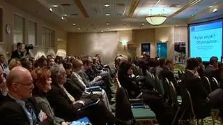 "Kryzys, ale jaki? Oto jest pytanie..." - pod takim hasłem odbyła się dzisiejsza konferencja Stowarzyszenia Emitentów Giełdowych. Patronem medialnym imprezy była telewizja TVN CNBC Biznes. O różnicach w przebiegu kryzysu w Stanach Zjednoczonych i Europie - z jednym z panelistów - Adamem Budnikowskim, rektorem Szkoły Głównej Handlowej w Warszawie - rozmawiał Marek Tejchman.