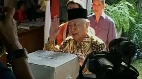 "Suharto, dawaj nasze miliardy dolarów"