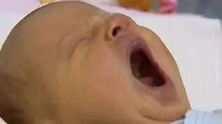 Lekarstwa brak - zamieszanie trwa. Lekarze nie chcą wypisywać leków refundowanych, a aptekrze nie zamierzają robić tego za lekarzy. Nie chcą tym samym brać na siebie odpowiedzialności biznesowej. I mimo, że ministerstwo zdrowia zapewnia, że każdy pacjent powinien dostać swoją refundację w praktyce trwa wycieczka od apteki do lekarza. Materiał Dominika Cierpioła
