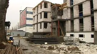 Już wkrótce każda nieruchomość będzie musiała posiadać certyfikat klasy energetycznej. Jak na razie jednak nie ma rozporządzenia do prawa budowlanego, które określałoby wzór certyfikatu oraz to, jak dokładnie liczyć energochłonność budynków.
