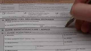 Wypełnianie zeznań rocznych do dziecinnie prostych nie należy. Potwierdzają to błędy popełniane przez podatników - mylone są adresy zameldowania i zamieszkania, stare i nowe formularze, zakres ulg rodzinnych, ulgi internetowe. Kolejny duży problem to przekazywanie - na nowych zasadach - 1 procenta podatku na rzecz organizacji pożytku publicznego. A błędy w zeznaniach trzeba poprawić, bo inaczej czeka nas postępowanie karno-skarbowe...