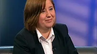 W ostatnim tygodniu cena kruszcu niemal sięgnęła szczytów sprzed roku. Według ekspertów w złoto znowu warto inwestować, gdyż jego cena stabilnie rośnie, tak samo jak umacnia się dolar  Kto i gdzie może kupić sztabkę? O złotym środku na ciężkie czasy rozmawialiśmy z Barbarą Jaroszek z Mennicy Polskiej.