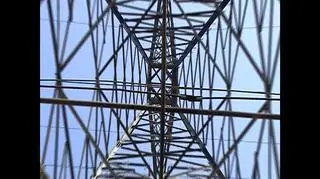 Regulator przywróci regulacje? Tak może się stać by skutecznie walczyć ze zmonopolizowaniem rynku dostawców energii elektrycznej w Polsce. Urząd Regulacji Energetyki rozważa możliwość ponownego wprowadzenia taryfikacji cen dla dostaw do zakładów przemysłowych. Co oznacza to dla odbiorców i czy taka decyzja może wstrzymać inwestycje branży energetycznej?