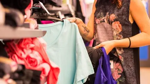 Sklep odzieżowy zatrudnił kobietę