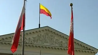 Samorząd województwa mazowieckiego składa do Trybunału Konstytucyjnego wniosek o skontrolowanie podatku, który zamożne samorządy płacą na rzecz biednych. Mazowieckie co roku wpłaca 900 milionów złotych, sama Warszawa miliard złotych. Kto na kogo i ile płaci oraz gdzie jest miejsce na ponadregionalną solidarność? To sprawdzał Cezary Królak. 