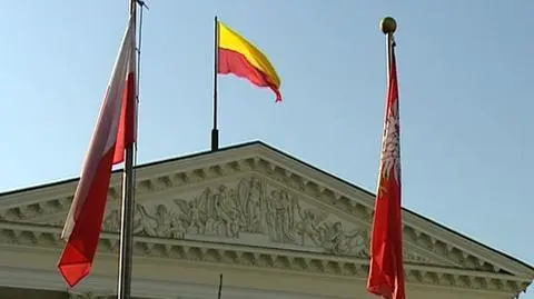 Samorząd województwa mazowieckiego składa do Trybunału Konstytucyjnego wniosek o skontrolowanie podatku, który zamożne samorządy płacą na rzecz biednych. Mazowieckie co roku wpłaca 900 milionów złotych, sama Warszawa miliard złotych. Kto na kogo i ile płaci oraz gdzie jest miejsce na ponadregionalną solidarność? To sprawdzał Cezary Królak. 