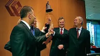 Na warszawskiej Giełdzie Papierów Wartościowych zadebiutowały prawa do akcji nowej emisji PKO BP. Obecny na otwarciu minister skarbu Aleksander Grad przyznał, że jest bardzo zadowolony, bo inwestorzy objęli wszystkie oferowane przez bank akcje. Prezes banku prognozuje wzrost PKO BP w tempie dwucyfrowym, a analityk radzi - trzeba dobrze te pieniądze wydać.