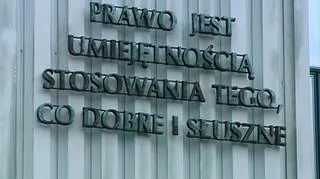 Pozwy zbiorowe - także w Polsce. Projektem ustawy zajmował się dziś Komitet stały Rady Ministrów. Według założeń, dzięki nowym rozwiązaniom konsumenci oszukani na przykład przez nieuczciwe biura podróży, deweloperów, czy koncerny farmaceutyczne będą mogli skuteczniej i taniej dochodzić swoich praw. Czy jednak ta forma nie stanie się sposobem na wyłudzanie pieniędzy i czy nie skorzystają na nim głównie firmy prawnicze, a nie osoby poszkodowane.