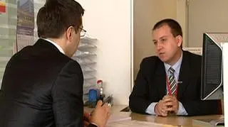 Jest miejsce, które każdy, kto chce prowadzić własny biznes musi odwiedzić. To urząd gminy, gdzie formalnie trzeba zgłosić swoją własną działalność. To tak zwane jedno okienko, o który już chyba każdy w Polsce słyszał. Ale nie łudźmy się, tylko teoretycznie jedna wizyta w urzędzie wystarczy, aby stać się przedsiębiorcą. W wydziale rejestracji działalności gospodarczej Paweł Blajer wspólnie z Tomaszem Owczarkiem z Urzędu Dzielnicy Ursynów sprawdzali jak - od początku do końca - wygląda rejestracja własnego biznesu – i czy naprawdę wystarczy tylko jedno okienko.