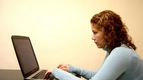 Medioznawca: zyskują portale społecznościowe i bezpośrednie kontakty