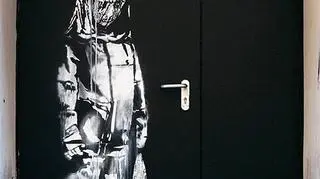 Praca Banksy'ego w hołdzie ofiarom ataku w sali koncertowej Bacatlan