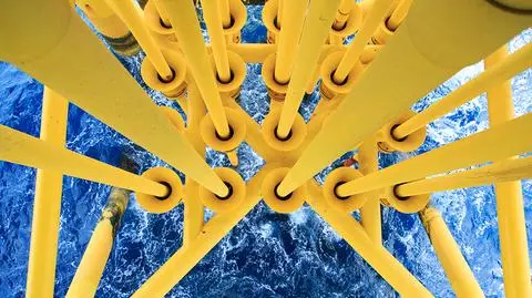 Ceny ropy spadają. Zapasy surowca w USA coraz niższe