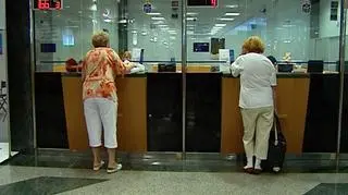  Chcesz zapłacić rachunki w bankowym okienku - uważaj teraz taka usługa będzie znacznie droższa. Jak twierdzą bankowcy - to.... uwaga - zachęta do korzystania z bankowości elektronicznej. Dlaczego bank PKO BP chce ograniczyć obsługę klientów w oddziałach i co mają zrobić ci wszyscy, którzy właśnie w ten sposób regulowali swoje należności.