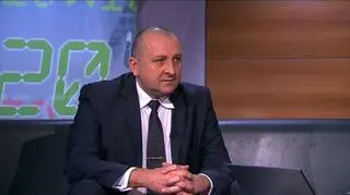 Rząd zapowiada, że już we wrześniu skończą się problemy z potwierdzaniem prawa do świadczeń zdrowotnych w NFZ. Wtedy wszystkim lekarzom ma być udostępniony system pozwalający sprawdzić online, czy pacjent posiada ubezpieczenie. O jego wprowadzaniu w życie rozmawialiśmy z prezesem NFZ, Jackiem Paszkiewiczem.