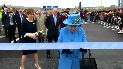 Królowa Elżbieta II oficjalnie otworzyła w poniedziałek w szkockim hrabstwie Fife nowy most Queensferry Crossing, dokładnie 53 lata po tym, jak uroczyście przecięła wstęgę na otwarciu sąsiedniej przeprawy Forth Road Bridge