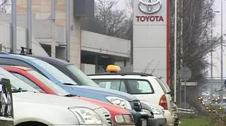 Prawie milion - tyle używanych samochodów Polacy sprowadzili w ubiegłym roku zza granicy. To o ponad 20 procent więcej niż w roku 2006-tym. W wielu przypadkach były to auta starsze niż 10 letnie. Ale w tym samym czasie wzrosła również sprzedaż pojazdów nowych. 