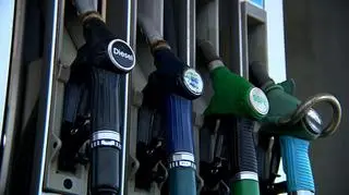 Na stacjach paliw obserwujemy spadki. Średnio cena benzyny w tym tygodniu spadł o grosz na litrze, a olej napędowy o 3 groszy na litrze