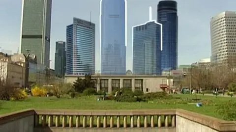 Budowy z torami w tle