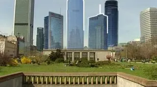 Budynki nad torami. To może być opłacalna inwestycja po zmianie przepisów, którą właśnie szykuje Ministerstwo Infrastruktury. Projekt ustawy ma wydłużyć okres dzierżawy terenów pod tego typu inwestycje nad torami z obecnych 30 do 99 lat. Ma to sprawić, że deweloperom zacznie się opłacać budowanie np. biurowców, których najniższe kondygnacje będą stanowiły tunel dla pociągów. Dla PKP szansa na sprzedaż bardzo atrakcyjnych terenów po dobrych cenach.