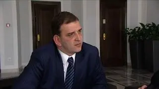 Turkish Airlines ma w ciągu miesiąca zdecydować czy kupi LOT. Wiceminister skarbu Rafał Baniak powiedział w rozmowie z naszą reporterką - Karoliną Hytrek-Prosiecką, że transakcję sprzedaży LOT-u szefowie obu spółek będą omawiać najpóźniej w przyszłym tygodniu. Jeśli Turcy będą chcieli kupić pakiet kontrolny LOT-u, rząd będzie musiał zmierzyć się z ograniczeniami prawa wspólnotowego. Zgodnie z ustawą o nadzorze właścicielskim i dyrektywą unijną, Skarb Państwa musi zachować w LOT 51%.