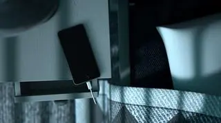 Strażacy ostrzegają, że pozostawiony na noc, podłączony do ładowarki telefon komórkowy może stać się przyczyną pożaru