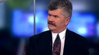 W amerykańskiej gospodarce co miesiąc powinno przybywać 200 tysięcy miejsc pracy, po to by bezrobocie już nie rosło. Jednak według ekspertów w USA wciąż będzie ubywało miejsc pracy, a stopa bezrobocia może przekroczyć ponownie 10 procent. O sytuacji na amerykańskim rynku pracy w programie "90 minut" Marek Tejchman rozmawiał z Andrzejem Kurnickim, prezesem EuroAmerican Company.