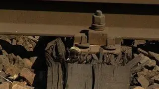 Stoi na stacji lokomotywa... i to nie byle jak bo najszybsza na świecie. Stoi i sapie, bo nie ma w Polsce torów, na których mogłaby rozwinąć maksymalną prędkość. Dyszy i dmucha, bo nie ma też torów, których budowę albo modernizację zapowiedział rząd. Nie ma i wszystko wskazuje, że nie będzie, bo nie ma też pieniędzy. Czy mimo to jest szansa, że inwestycyjne koła pójdą w ruch czy raczej realizacja inwestycji ciągnąc się będzie z mozołem?