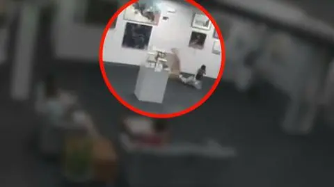 Dziecko zniszczyło rzeźbę