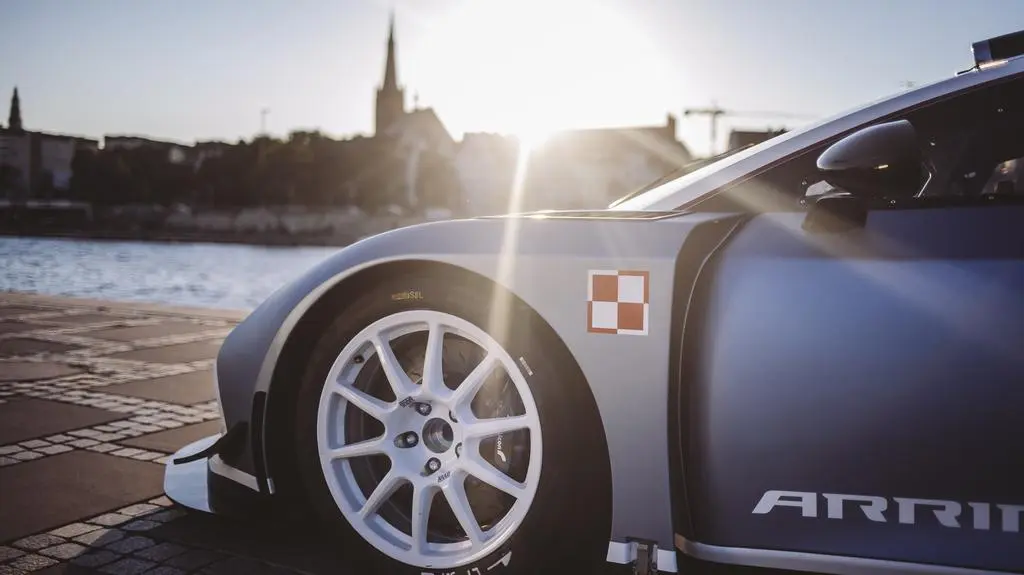 Arrinera Husarya GT