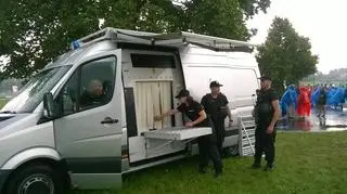 Celnicy we wspólnych patrolach z Policją sprawdzają zawartość toreb i plecaków