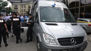 Celnicy wraz z policją sprawdzają zawartość toreb i plecaków pielgrzymów