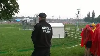 Funkcjonariusze celni z ośmiu Izb Celnych z całej Polski stacjonują na krakowskich Błoniach