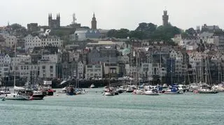 Guernsey znajduje się pomiędzy Wielką Brytanią a Francją