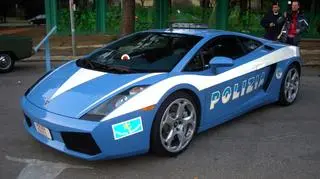Lamborghini Gallardo patroluje włoskie autostrady.jpg