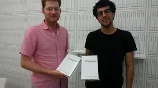 Michael Mandiberg przyznał, że pierwsze edycje Wikipedii zaczął na kilka lat przed startem projektu jej książkowej wersji