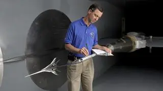 Model samolotu koncernu Boeing w tunelu aerodynamicznym NASA, gdzie przechodził testy w ramach przygotowań do programu QueSST