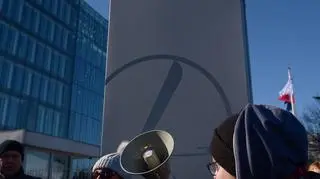 Pikieta związkowa przed siedzibą PLL LOT w Warszawie