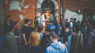 Premiera kolaboracji ASICS x AFEW "KOI" w warszawskim Run Colors. 200 chętnych wpisuje się na listę, dostępnych jest 14 par. Z powodu dużej liczby chętnych na zakup butów, odbędzie się losowanie