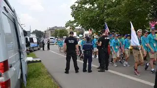 Służba celna oraz policja czuwają nad bezpieczeństwem pielgrzymów z całego świata